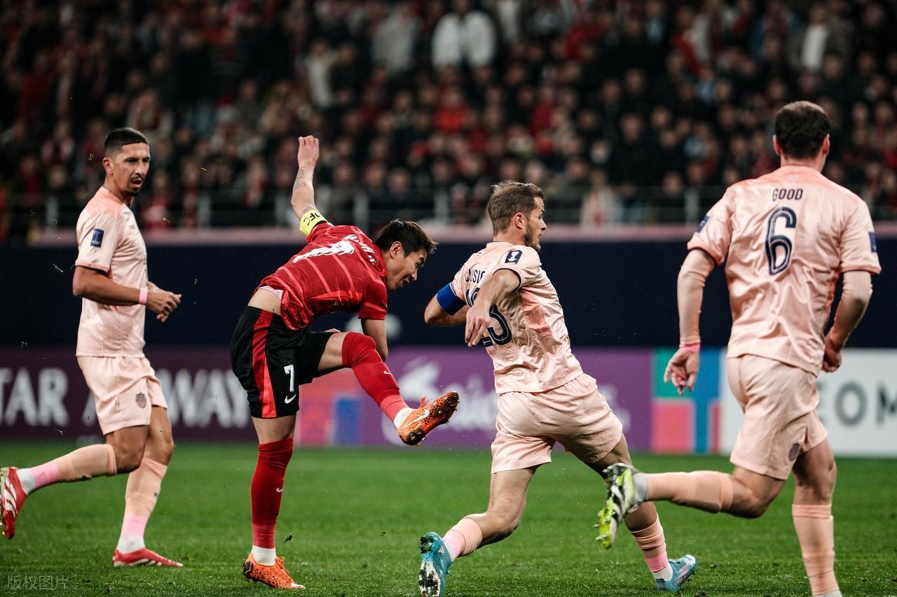 保利体育-有失公允？37岁吴曦斩获中国金球奖，论数据韦世豪不服，球迷热议