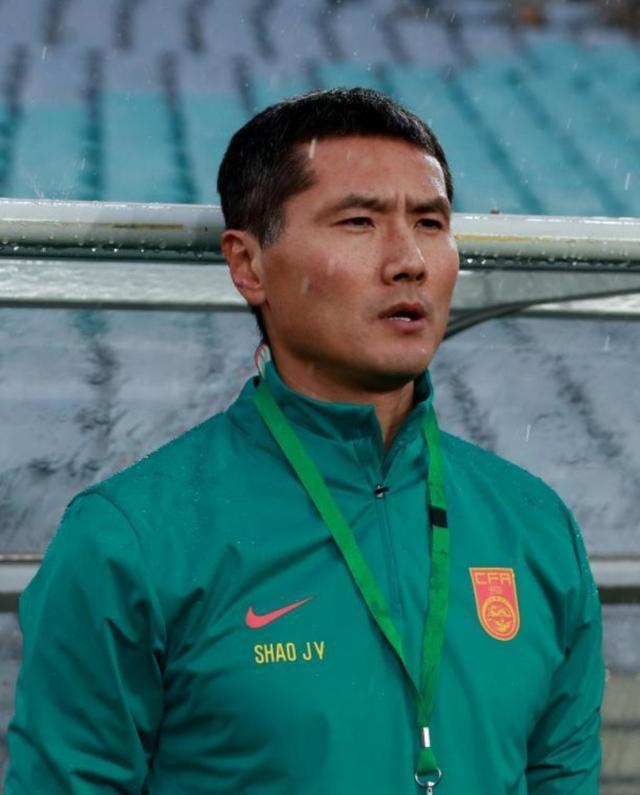 国足0-2喀麦隆：开局猝死下半场续命，高端局学费交值了