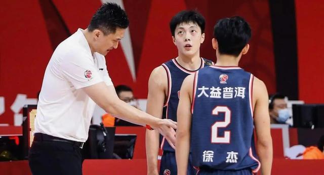 73掀翻11冠王！广东12次失误创新低，主帅临场调整为啥掉链子