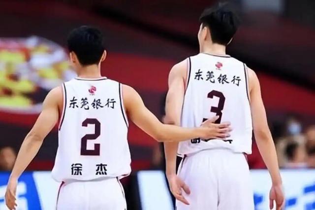73掀翻11冠王！广东12次失误创新低，主帅临场调整为啥掉链子